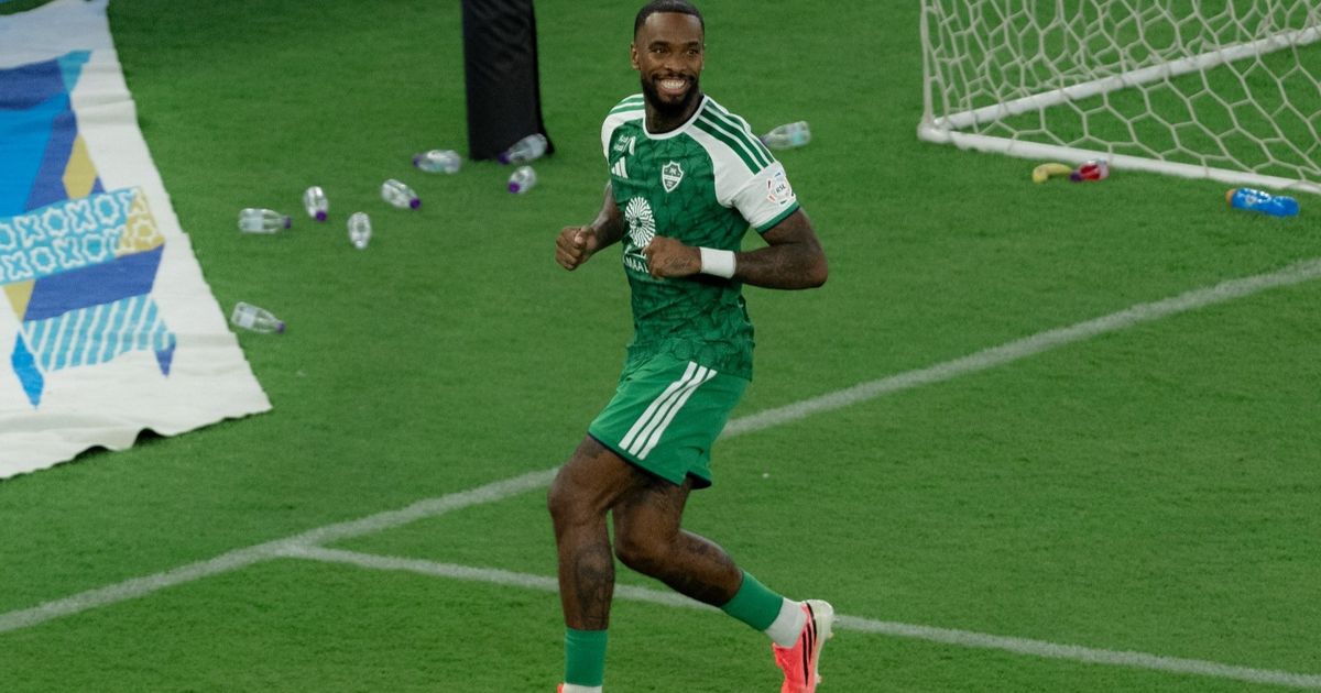 شاهد.. الأهلي يمطر مرمى الرياض ويستعيد توازنه في دوري روشن