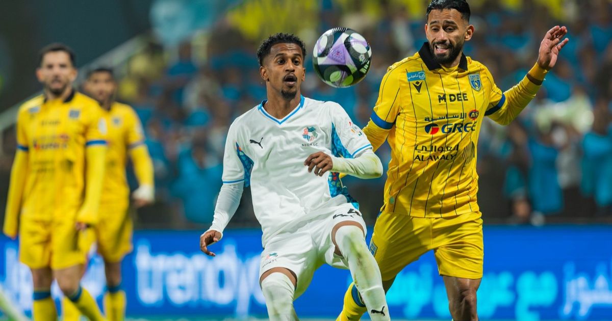 نهاية مجنونة.. نيوم يعرقل التعاون ويهدي المركز الثاني للهلال في الدوري السعودي