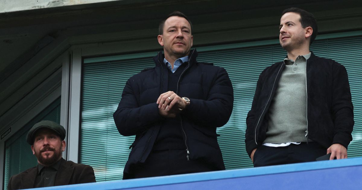 أسطورة تشيلسي "محبط" بعد إقالة ليام روسينيور ويخشى التضحية بنجومه