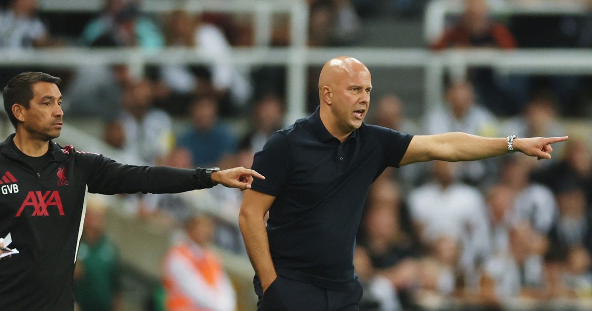 سلوت سيُشرك إيزاك تدريجياً مع ليفربول ولا يستبعد ضم مدافع بالاس
