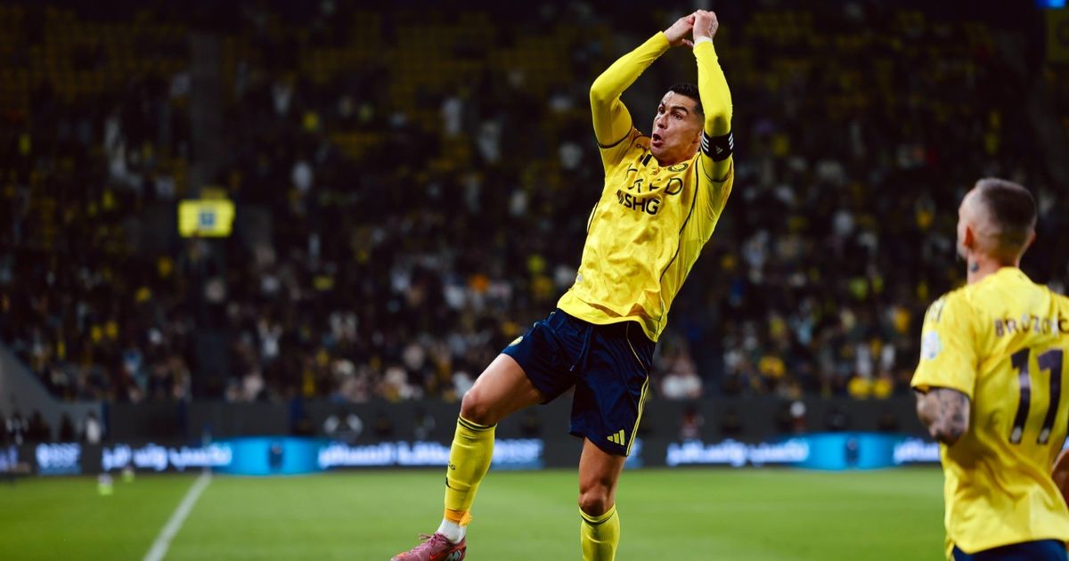 شاهد.. كريستيانو رونالدو يسجل دون تعمد "بظهره" ثم يضحك بشدة