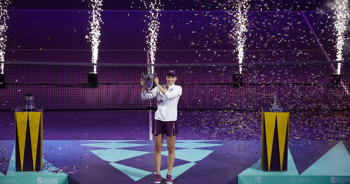 إيلينا ريباكينا تهزم أرينا سابالينكا وتحرز البطولة الختامية بالرياض