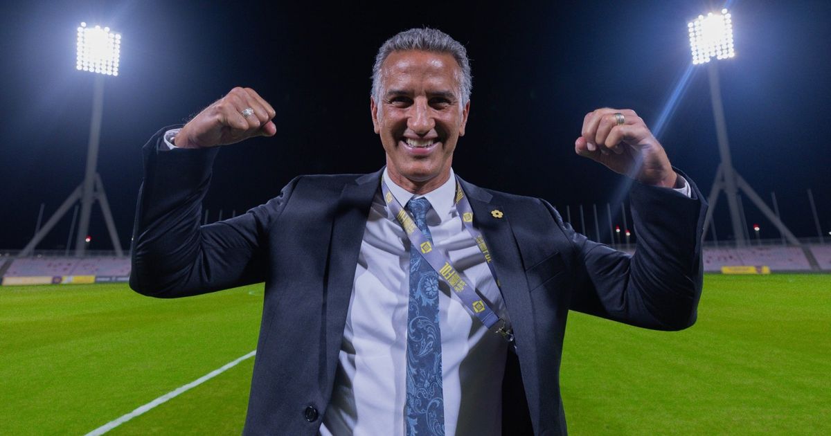 نيوم يُنهي عقد شاموسكا ويقترب من مدرب باريس سان جيرمان