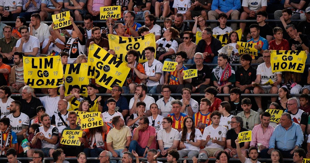 شاهد.. جمهور فالنسيا يطالب بطرد المالك بيتر ليم بعد خماسية برشلونة