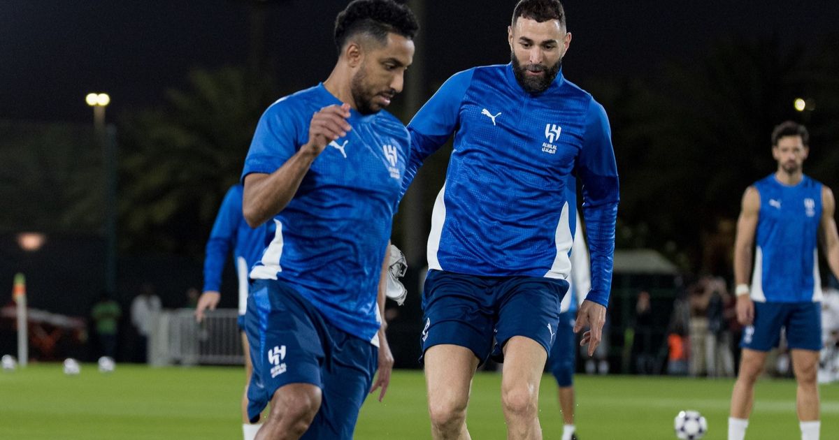 بنزيما والدوسري يقودان هجوم الهلال أمام ضمك