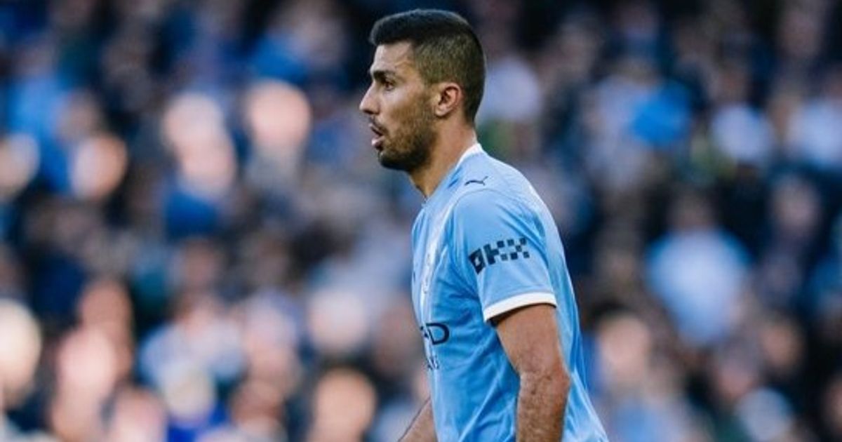 غوارديولا يعلن غياب "نجم الوسط" عن مباراة استعادة القمة