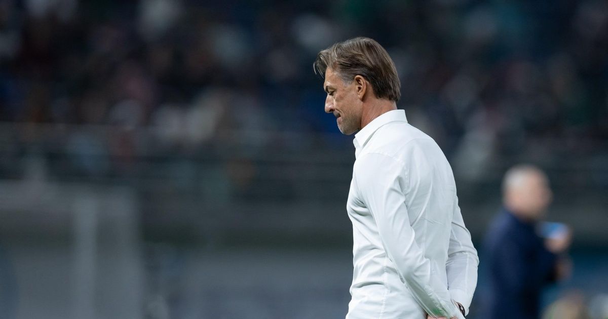 رونار يُراقب مباراة الهلال والشباب من مدرجات المملكة آرينا