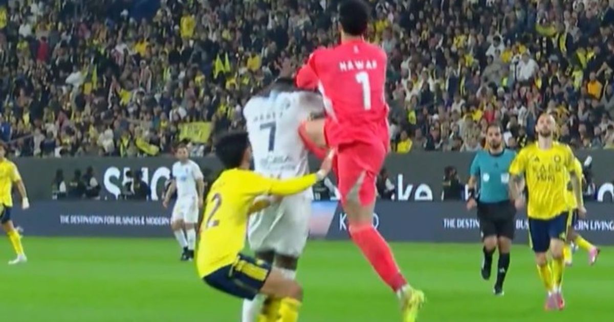 شاهد.. نواف العقيدي حارس النصر يصيب لاعب الأخدود بـكسور في "القفص الصدري"