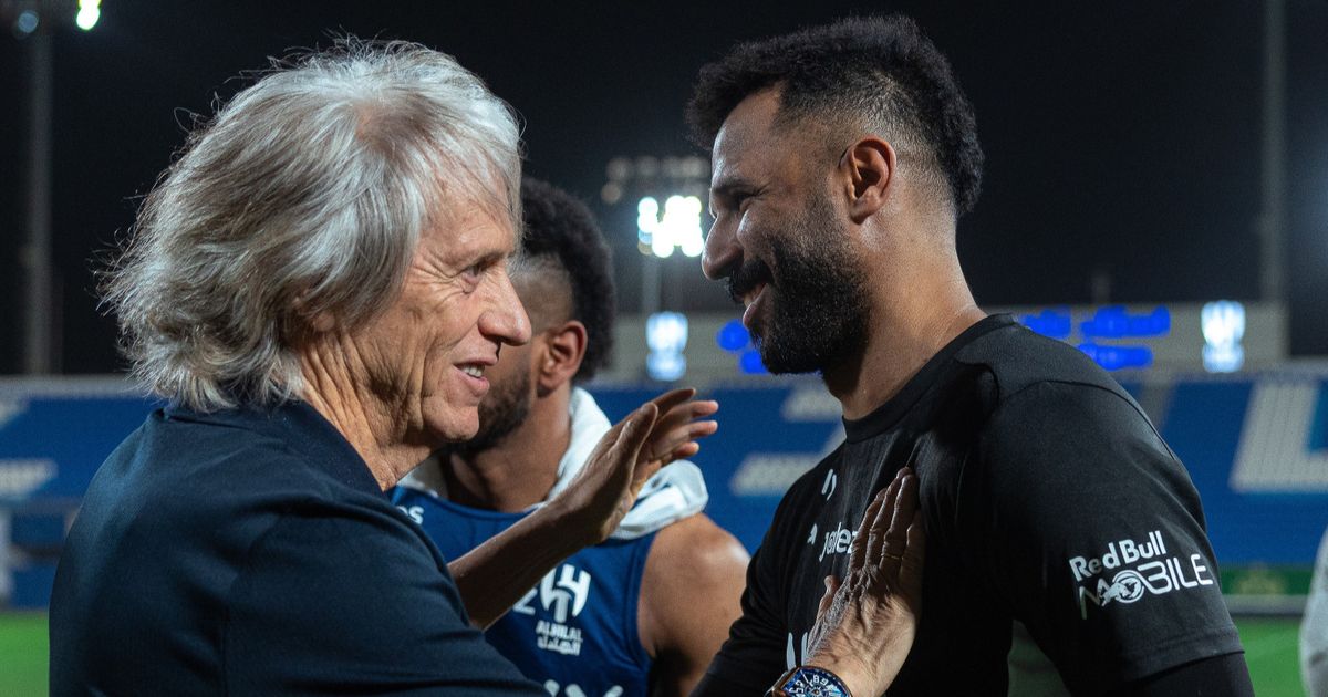 المصافحة الأخيرة.. جورجي جيسوس يودّع الهلال ولاعبيه