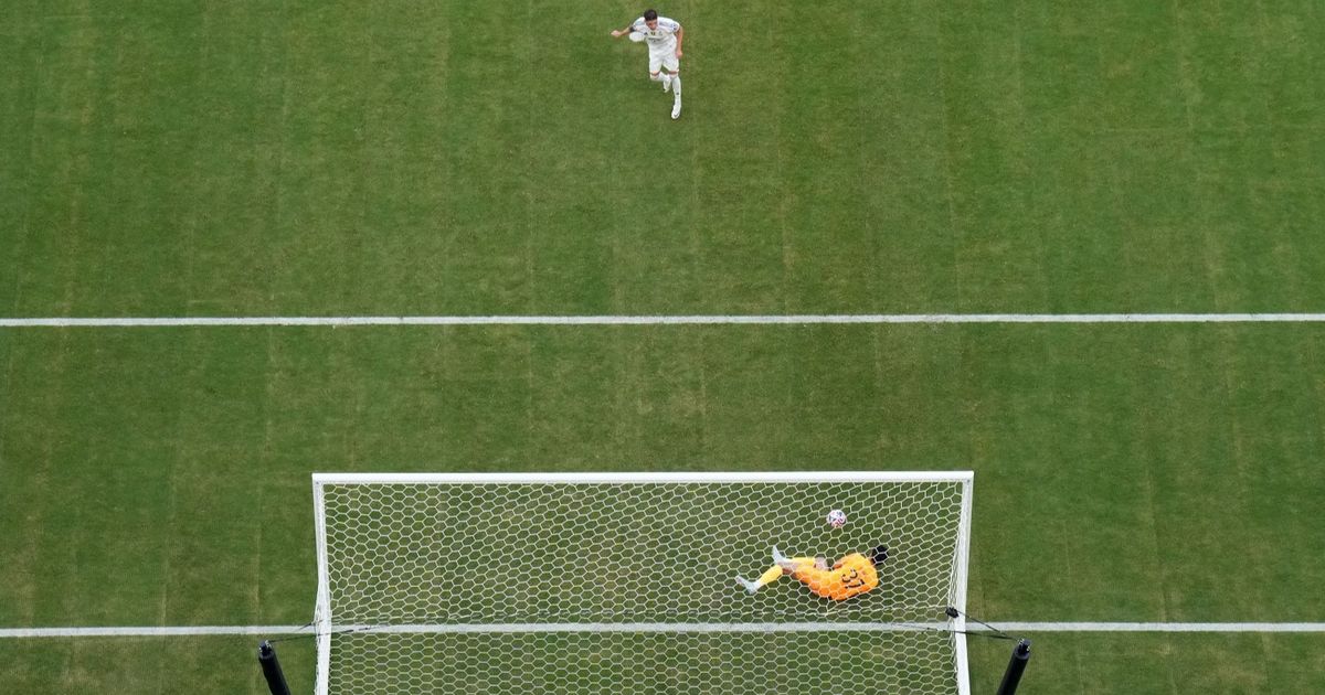 "عفواً فالفيردي".. بونو يهدي الهلال مليون دولار أمام ريال مدريد