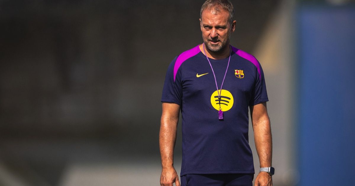 برشلونة يكافئ مدافعه المتألق بعقد طويل الأمد