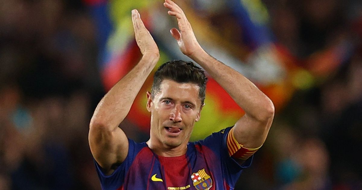 شاهد.. ليفاندوفسكي يودع كامب نو باكياً: برشلونة سيبقى في قلبي