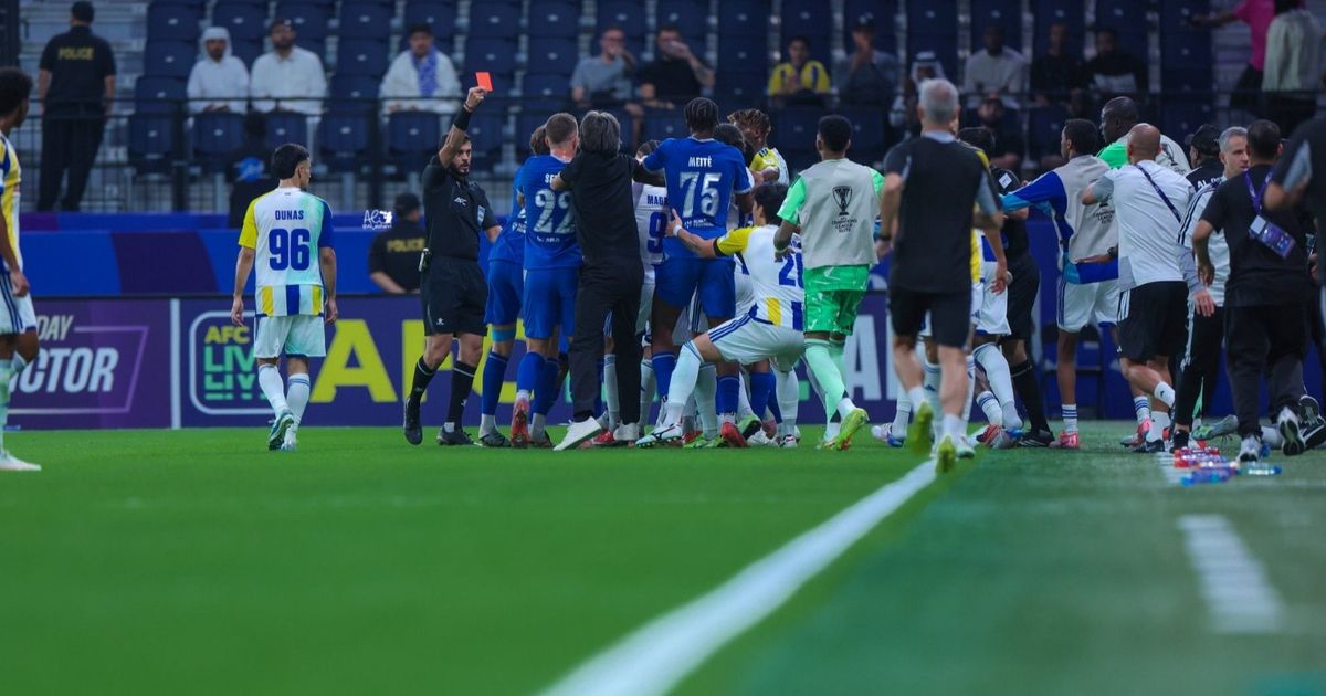 شاهد.. إثارة في مباراة الهلال والغرافة بسبب طردين واشتباكات