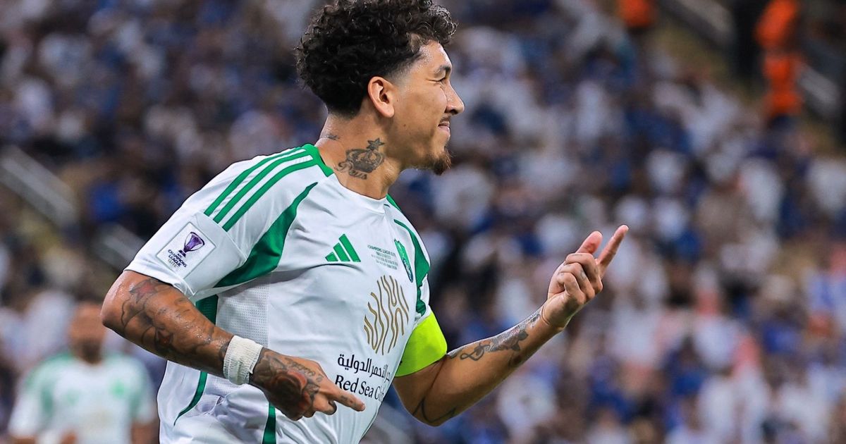 الأهلي يُباغت الهلال بهدفين.. وسالم يرد للهلال في شوط مثير