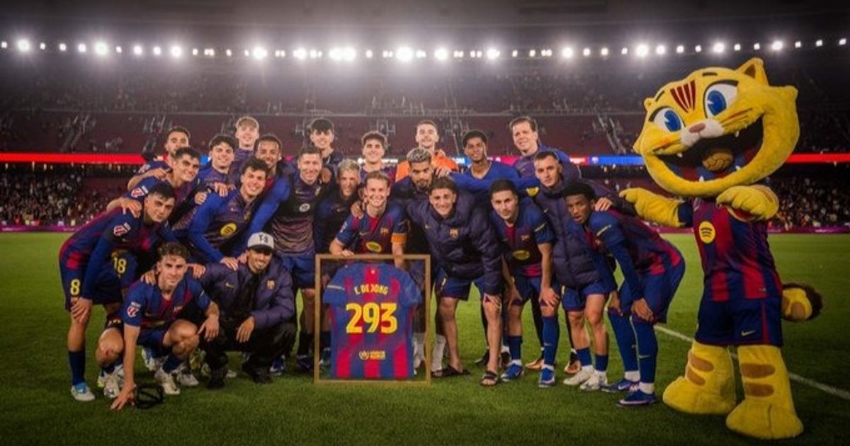 فرينكي دي يونغ يتربع على عرش الهولنديين بقميص برشلونة