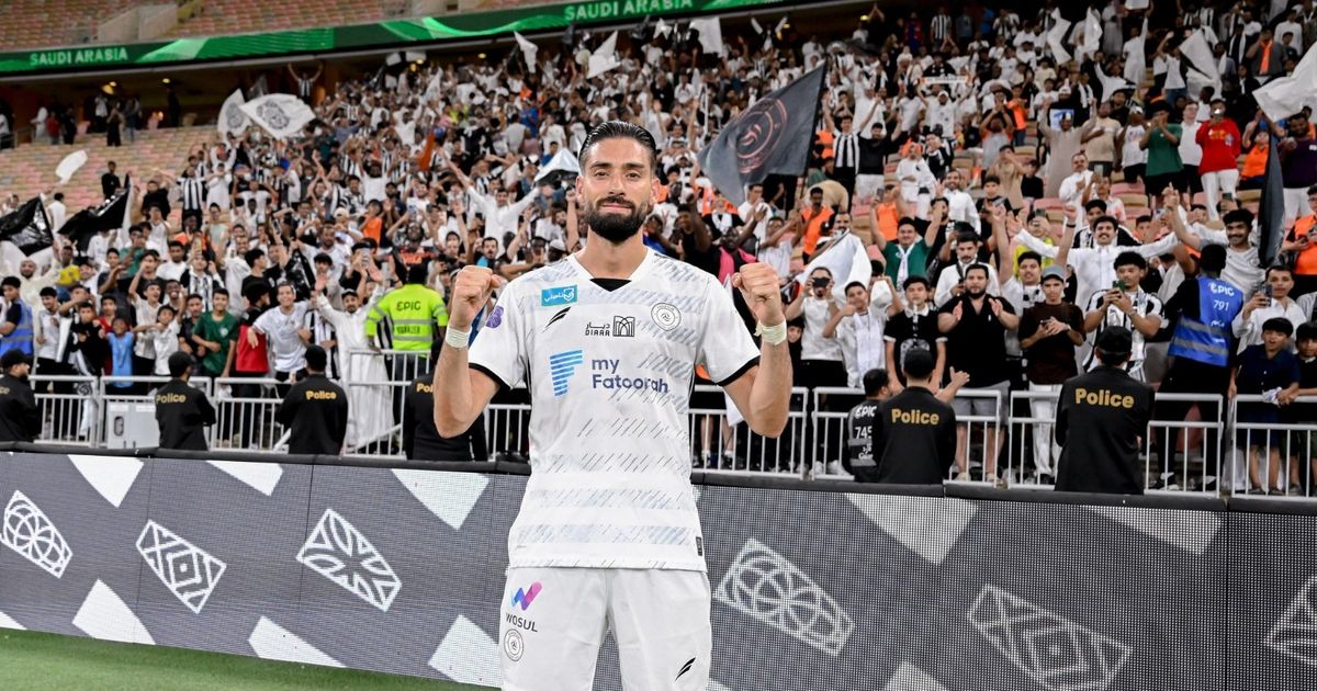 يانيك كاراسكو يتفوق على رياض محرز في قمة الأهلي والشباب