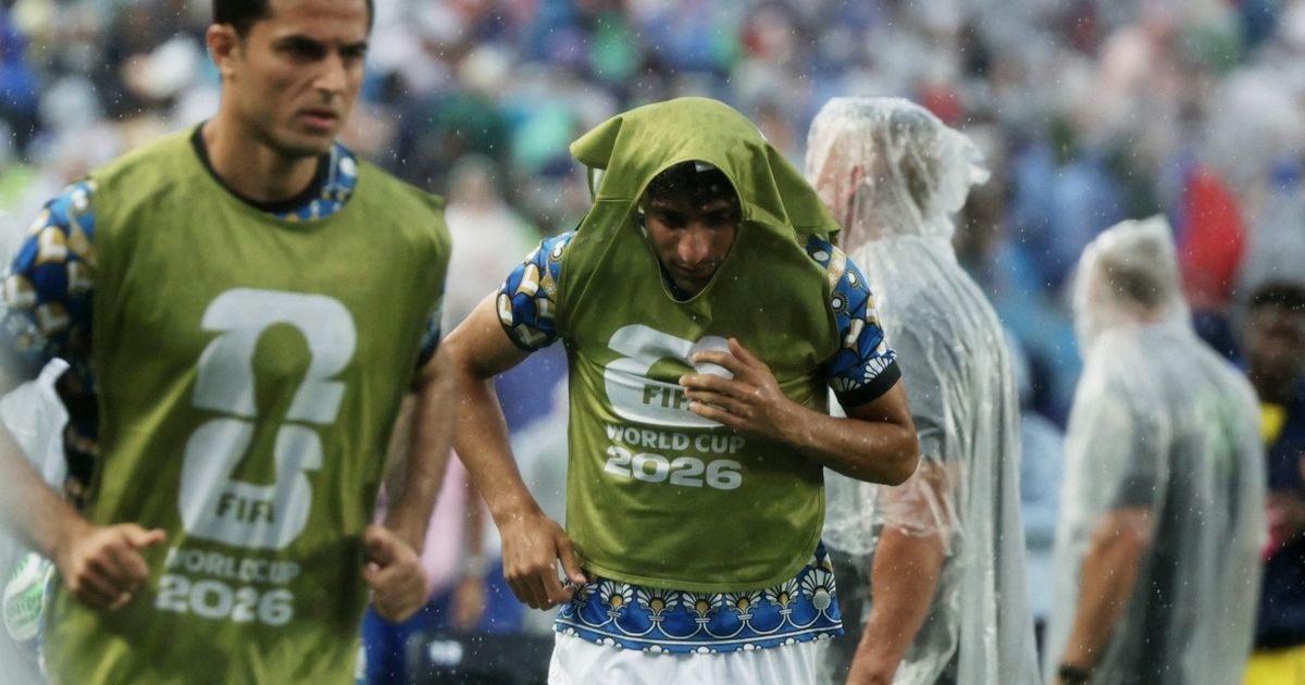 أول عطل جوي بكأس العالم.. عاصفة تؤجل الشوط الثاني للقاء العراق وفرنسا