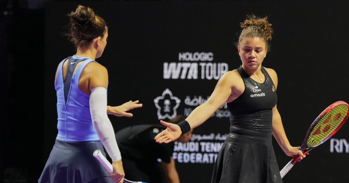 مواجهات قوية في انطلاق بطولة نهائيات رابطة محترفات التنس بالرياض