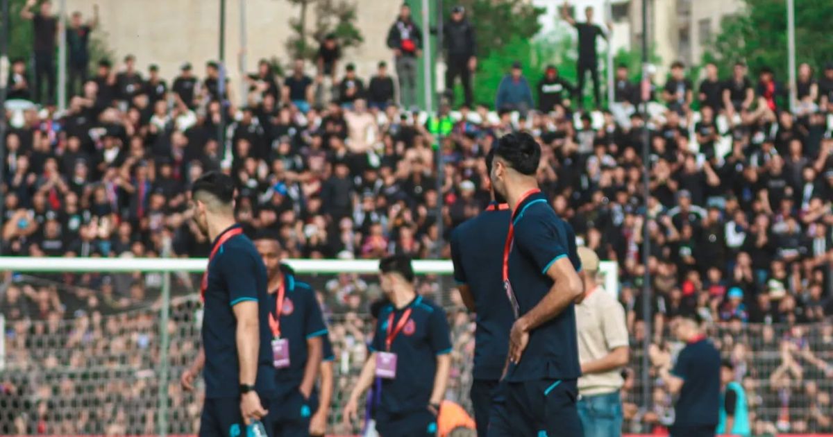 شاهد.. جماهير آسفي تقتحم الملعب وتؤخر انطلاق المباراة ضد اتحاد العاصمة