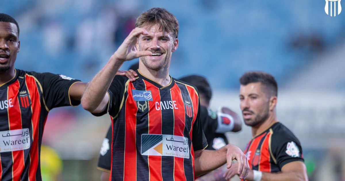 الرياض وضيفه الخليج يتعادلان بالدوري السعودي