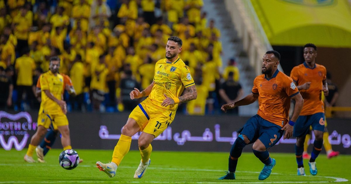 الأحمد يخرج مصاباً في فوز التعاون بافتتاح دوري روشن السعودي