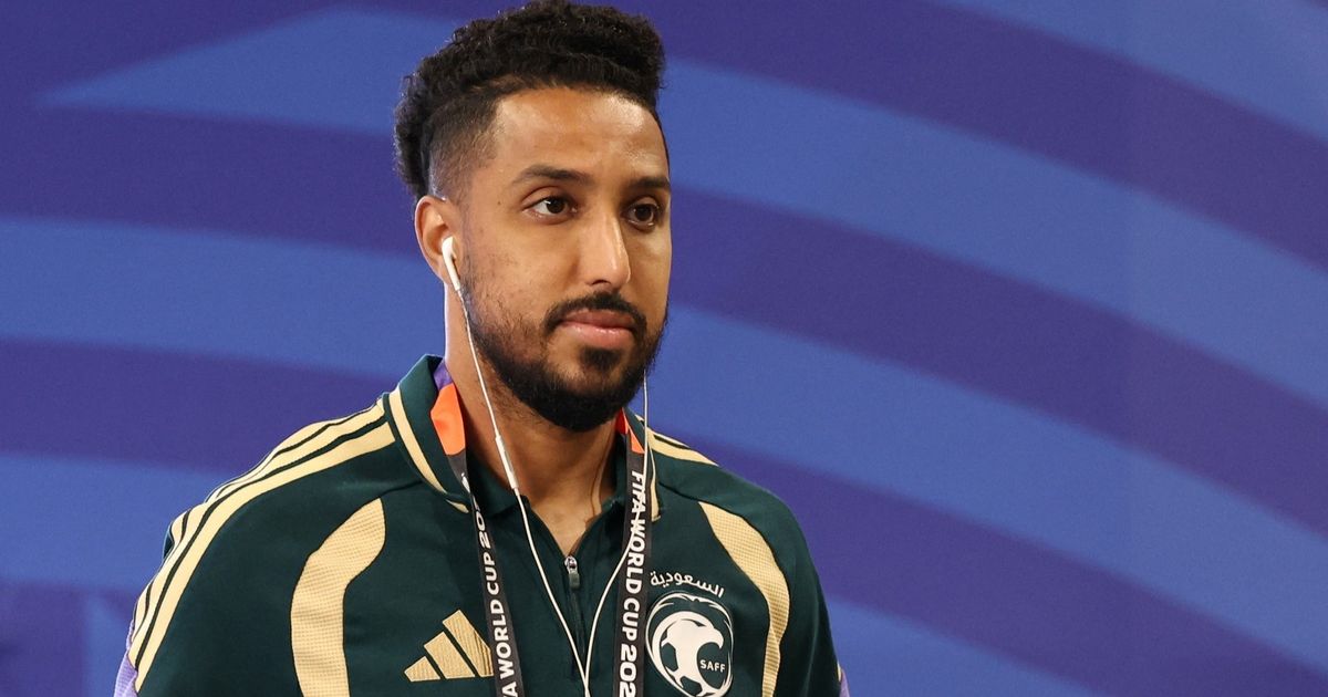 قائد المنتخب السعودي سالم الدوسري يحسم الجدل بشأن اعتزاله