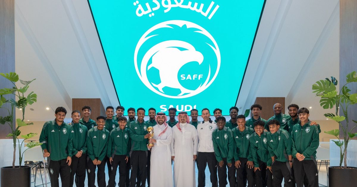 وزير الرياضة السعودي يستقبل لاعبي منتخبَي تحت 19 و17 عاماً بعد لقبَيهما