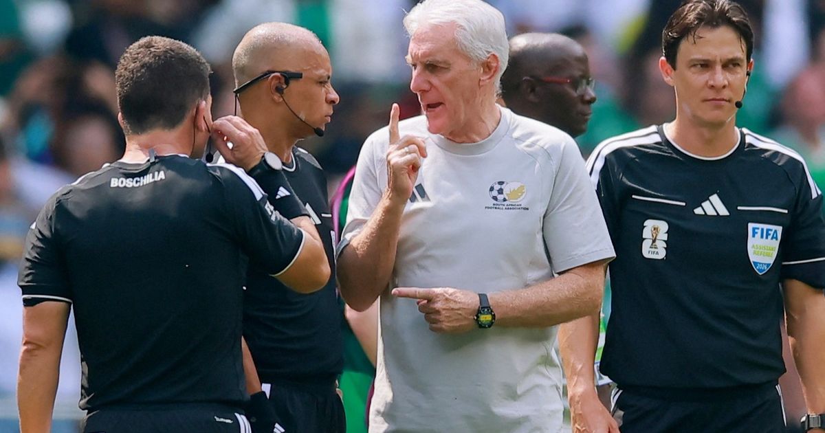 مدرب جنوب إفريقيا ينتقد قرار الحكم في البطاقة الحمراء الثانية