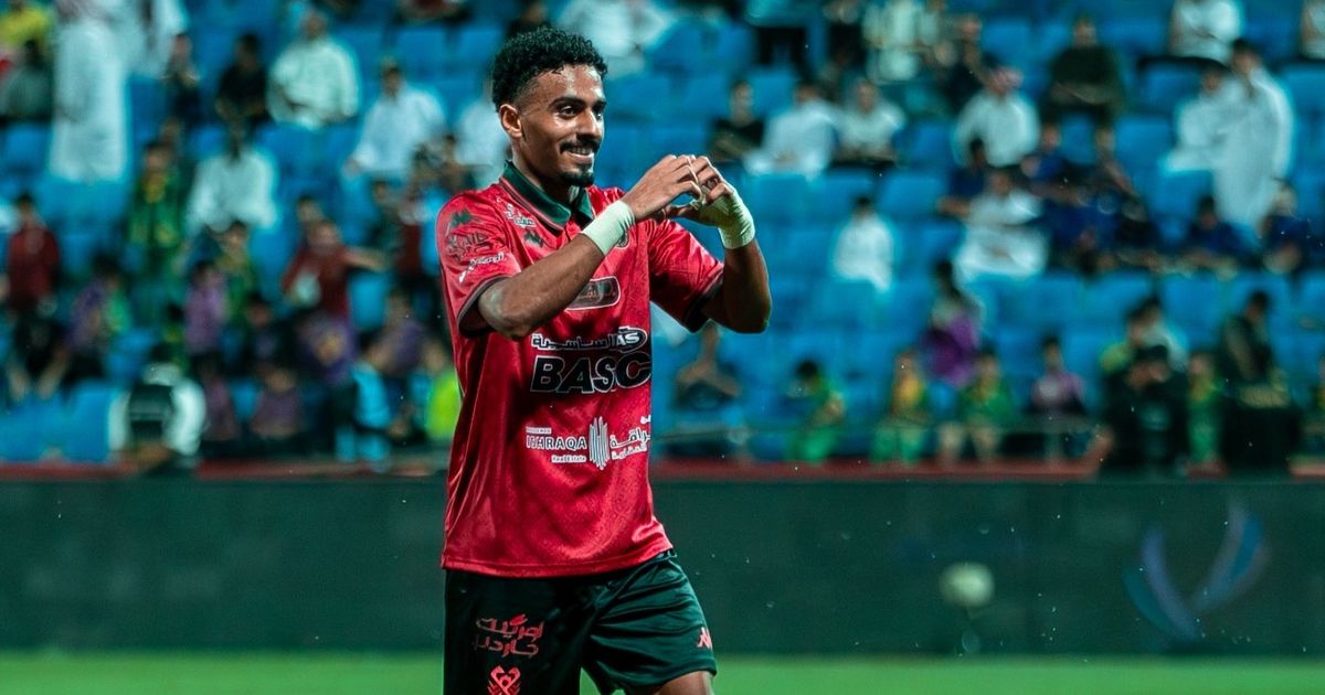 شاهد.. الخليج ينتزع التعادل من الخلود في الدقيقة 86