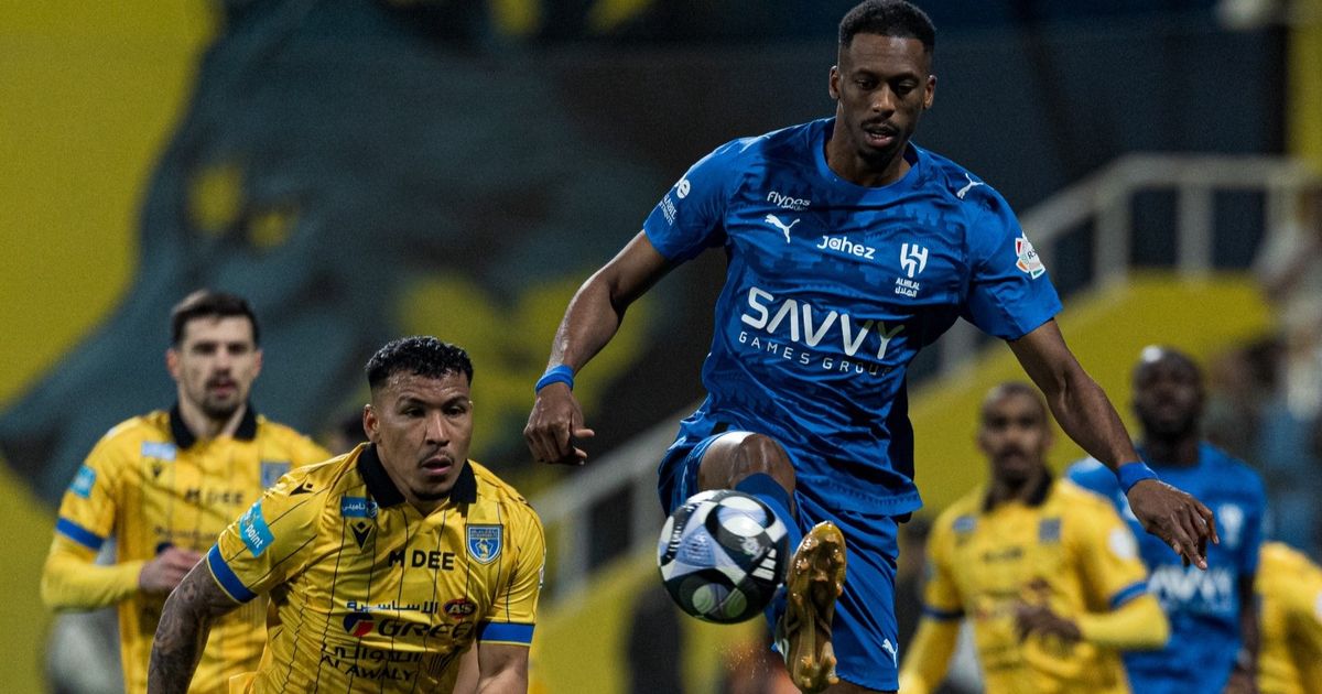 شاهد.. التعاون يوجه ضربة للهلال في سباق لقب الدوري السعودي