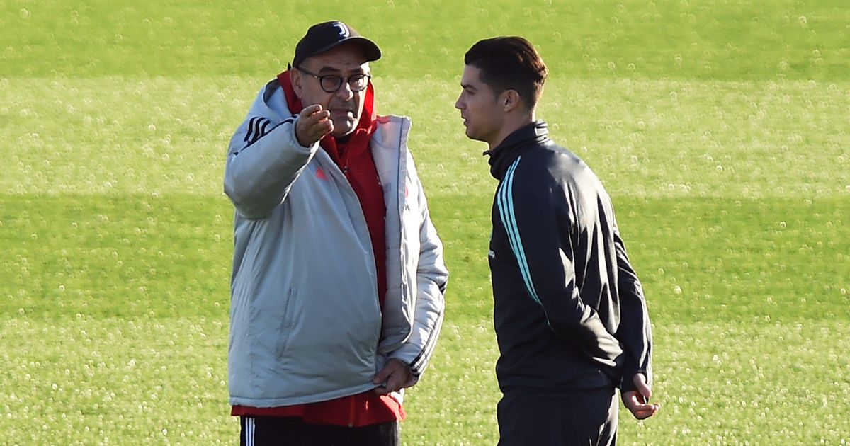 لماذا أقدم كريستيانو رونالدو على "شمّ ومضغ" عشب خلال تدريب ليوفنتوس؟