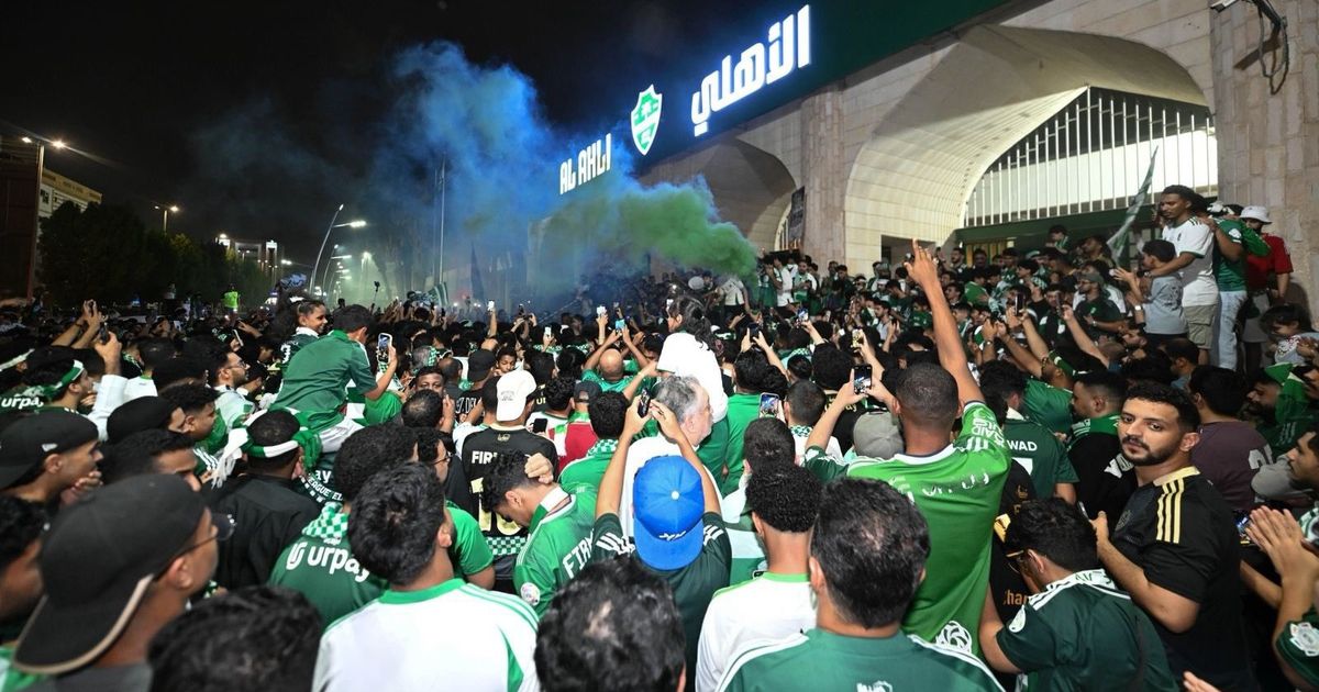 شاهد.. احتفالات صاخبة لجمهور الأهلي بلقب السوبر السعودي