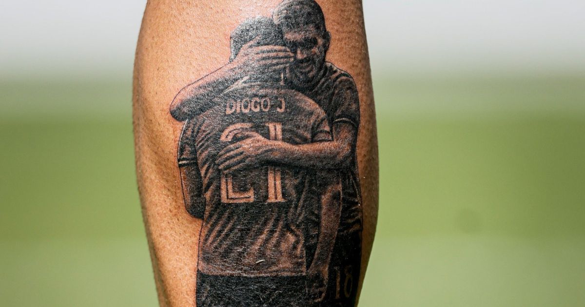 "أحمل ديوغو معي".. نيفيز يخلّد ذكرى جوتا بوشم على ساقه