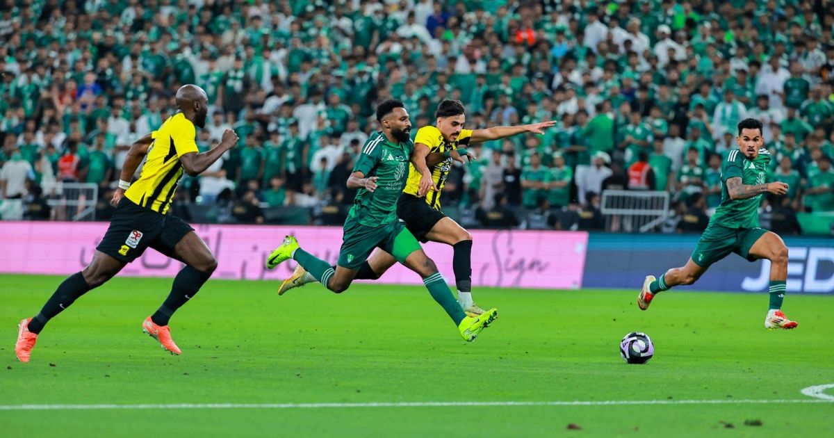 شوط أول سلبي وصراع بدني بين الأهلي والاتحاد في ديربي جدة