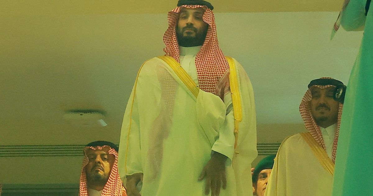 شاهد.. ولي العهد السعودي يسلّم كأس الملك إلى سالم الدوسري قائد الهلال
