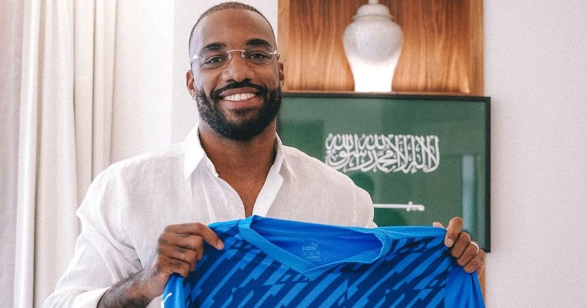 نيوم يعلن تعاقده مع الفرنسي لاكازيت.. واللاعب: السلام عليكم