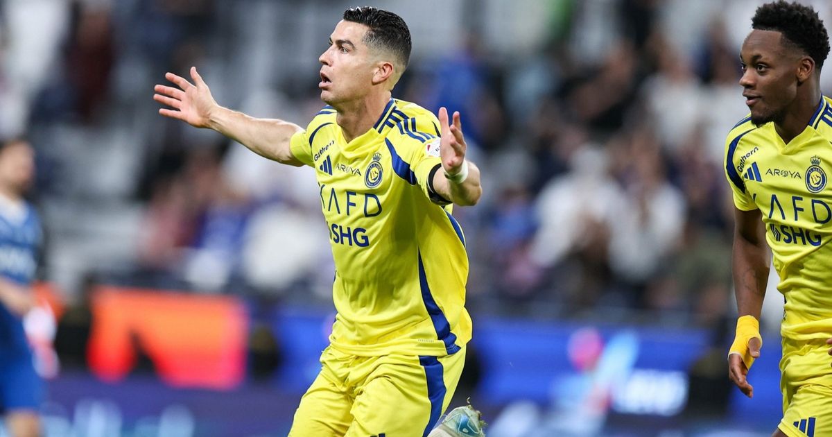 رونالدو يعيد النصر إلى السباق بثلاثية أمام الهلال في ديربي الرياض