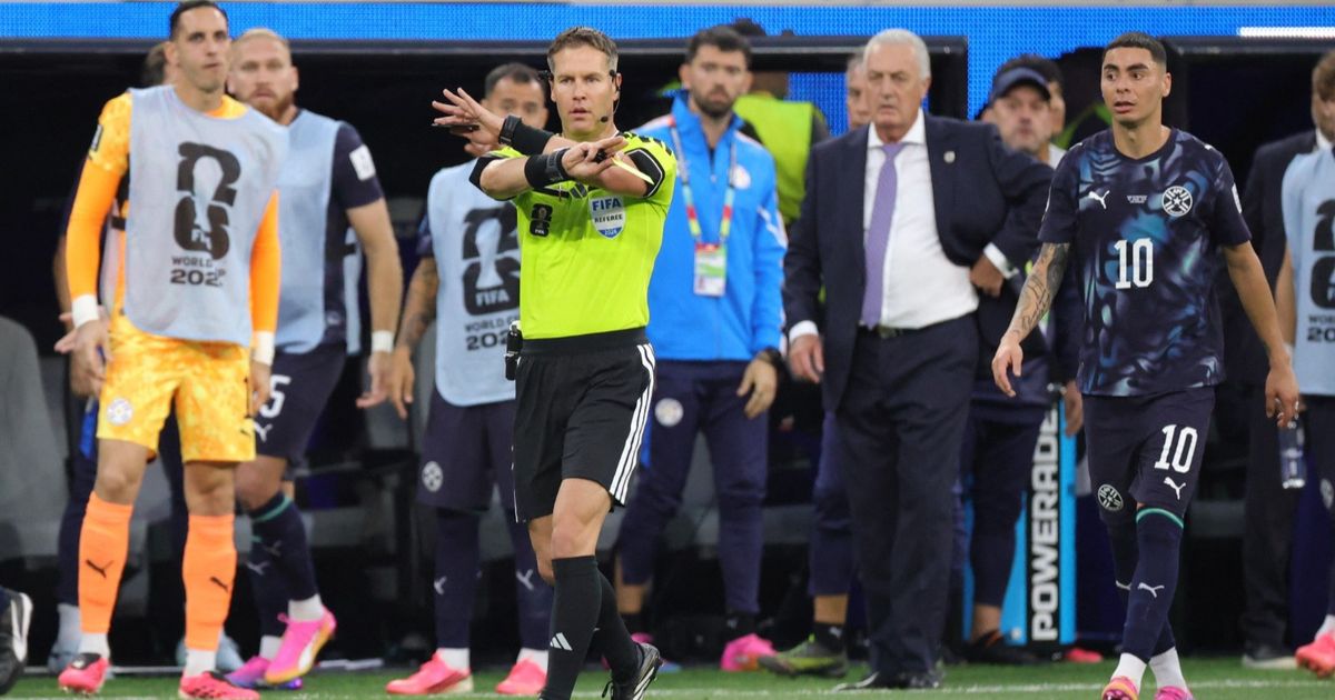 شاهد.. لاعب باراغواي ضحية قرار تاريخي من حكم الفيديو في كأس العالم