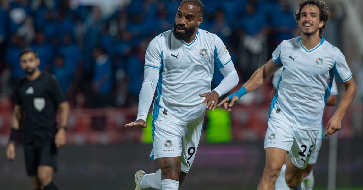 لاكازيت يقود نيوم لفوز تاريخي والرياض يتنفس الصعداء