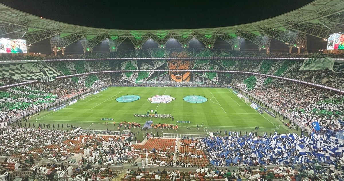 شاهد.. "تيفو عملاق" هدية جمهور الأهلي للمدرب يايسله أمام الهلال