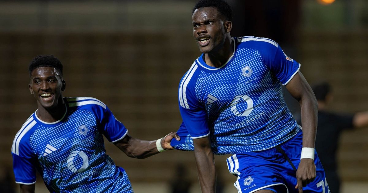 شاهد.. نيوم "قاهر الهلال" يواصل انطلاقته الرائعة رغم طرد المدرب