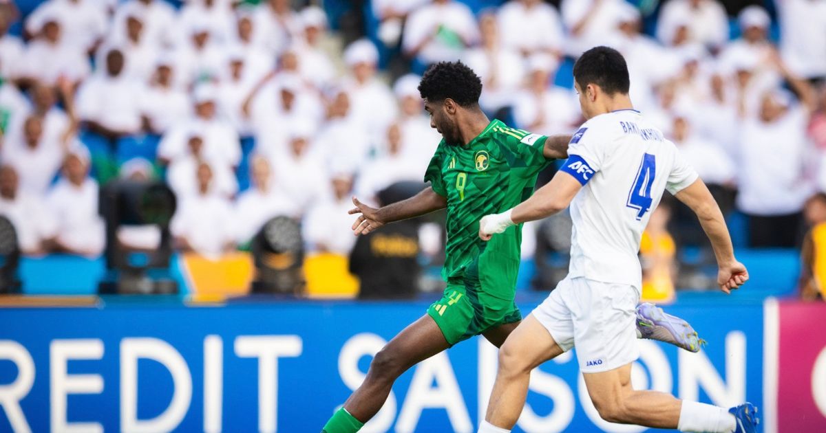 طرد لاعبَين من أوزبكستان في الشوط الأول بنهائي كأس آسيا أمام السعودية