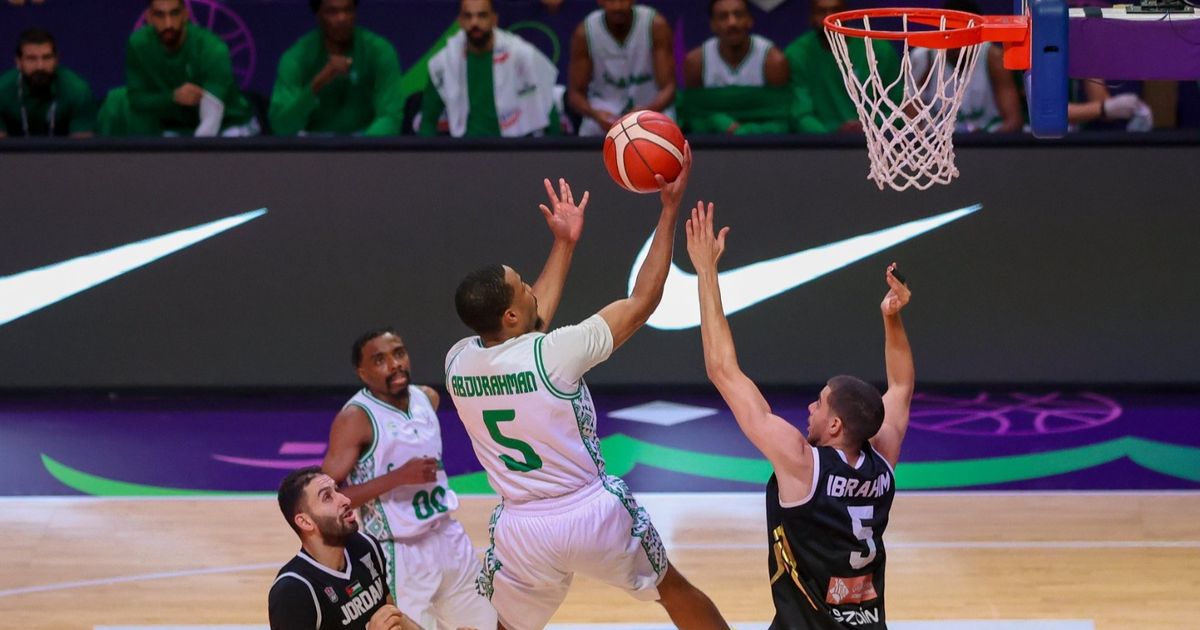 السعودية تهزم الأردن وتشعل المنافسة في كأس آسيا لكرة السلة