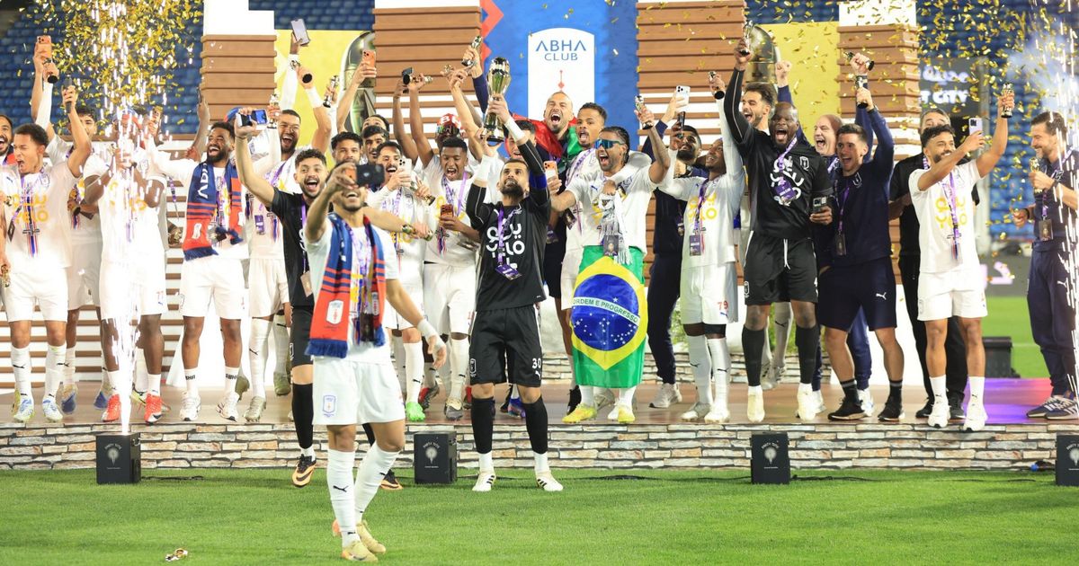 أبها يحتفل بتتويجه بطلاً لدوري يلو السعودي