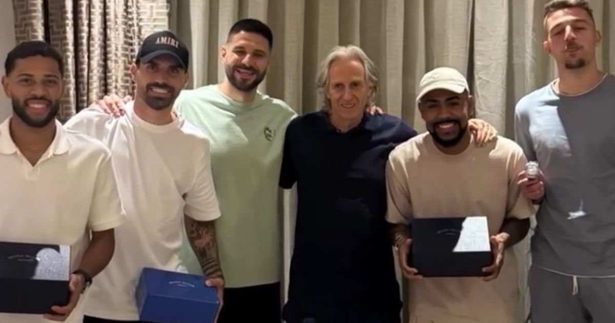 بسبب وعد قديم.. جيسوس يُكافئ لاعبي الهلال بساعات فاخرة