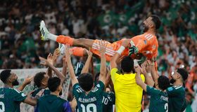 شاهد.. قفاز العويس يلمع ويقود السعودية إلى نهائي "خليجي 27"