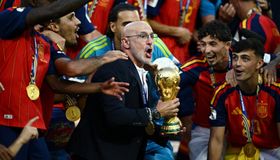 ليس من أثرى 10 مدربين.. دي لا فوينتي ظفر بكأس العالم بأضعف الأجور