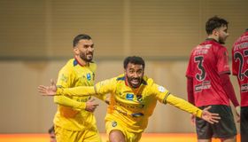 شاهد.. الحزم يواصل موسمه الرائع وتعادل مثير بين نيوم والتعاون