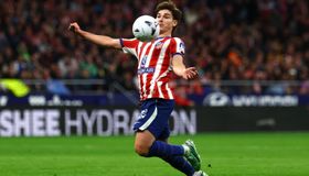 أتلتيكو مدريد يضغط على برشلونة قبل الكلاسيكو وخوليان ألفاريز يحظى بتصفيق