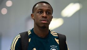 رينارد يبدأ بسعود عبد الحميد وسلمان الفرج.. تشكيلة السعودية لمواجهة مصر